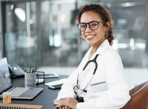 Cropped Portrait Attractive Young Female Doctor Working Her Desk Office — Foto Stock