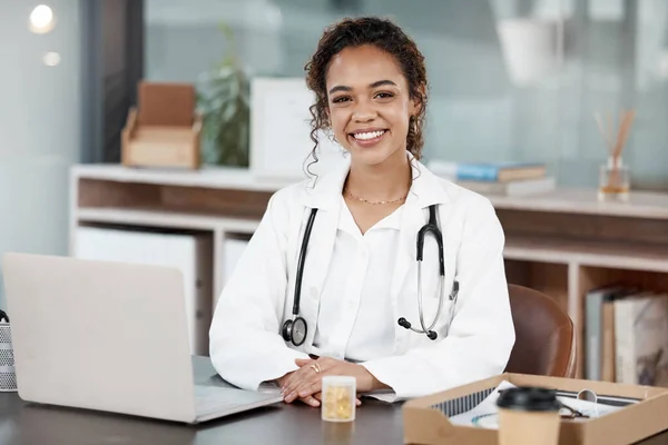 Cropped Portrait Attractive Young Female Doctor Working Her Desk Office — Foto Stock