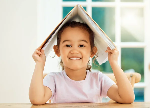 Ausgeschnittenes Porträt Eines Entzückenden Kleinen Mädchens Das Mit Seinem Lehrbuch — Stockfoto