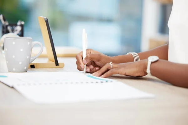 Tiro Cortado Uma Empresária Irreconhecível Escrevendo Sua Mesa — Fotografia de Stock