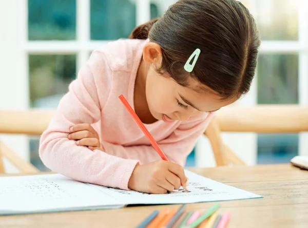 Sevimli Küçük Bir Kızın Ödevini Yaparken Çekilmiş Bir Fotoğrafı — Stok fotoğraf