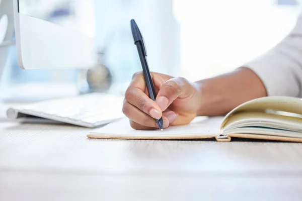 Shot Businesswoman Making Notes Her Notebook — Stok fotoğraf