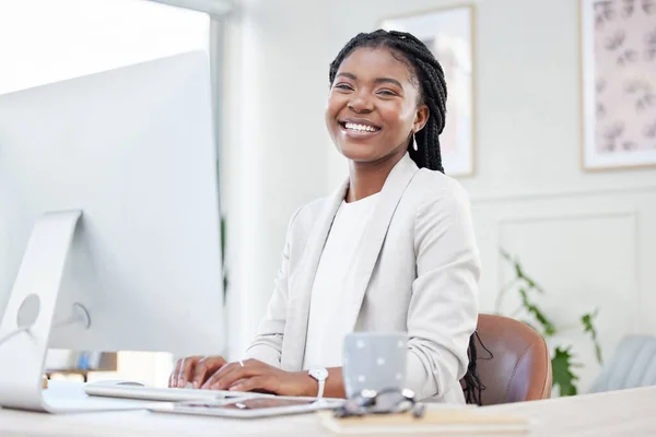 Shot Young African Businesswoman Working Her Computer — 스톡 사진