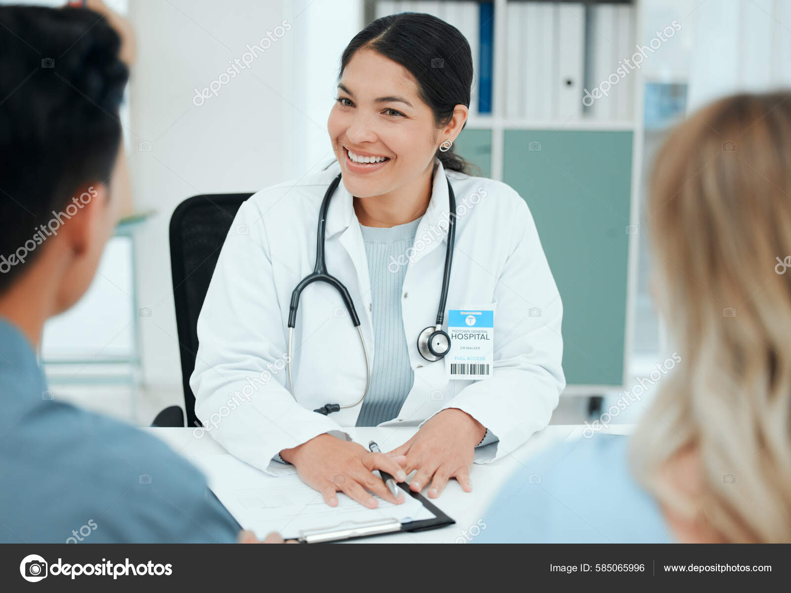 https://st.depositphotos.com/62628780/58506/i/1600/depositphotos_585065996-stock-photo-shot-couple-consulting-doctor-clinic.jpg