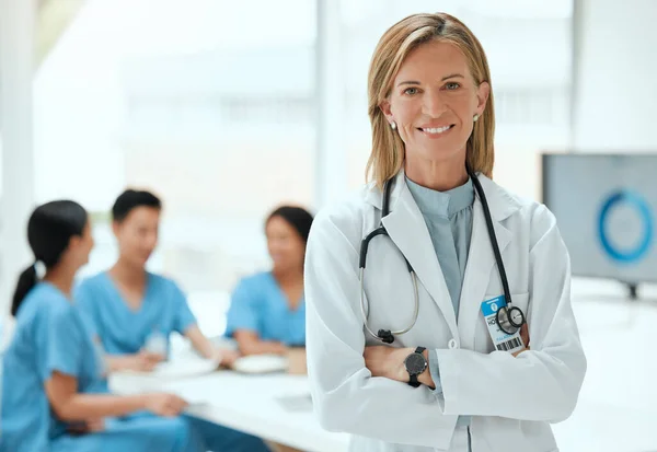 Shot Mature Female Doctor Standing Her Arms Crossed Hospital — ストック写真