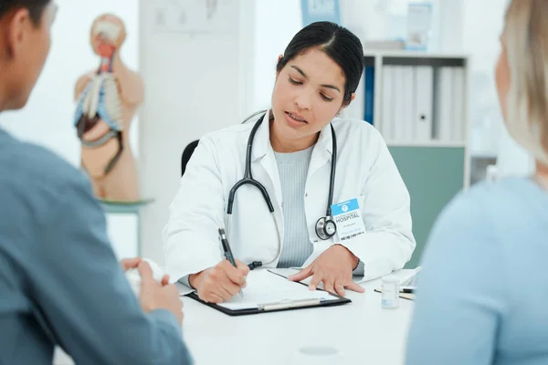 Prise Vue Couple Consultant Médecin Dans Une Clinique — Photo