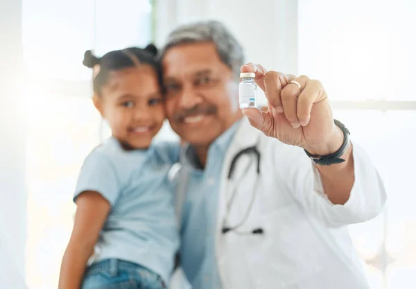 Shot Mature Doctor Holding Vaccine Vial Checkup Little Girl Home — Zdjęcie stockowe