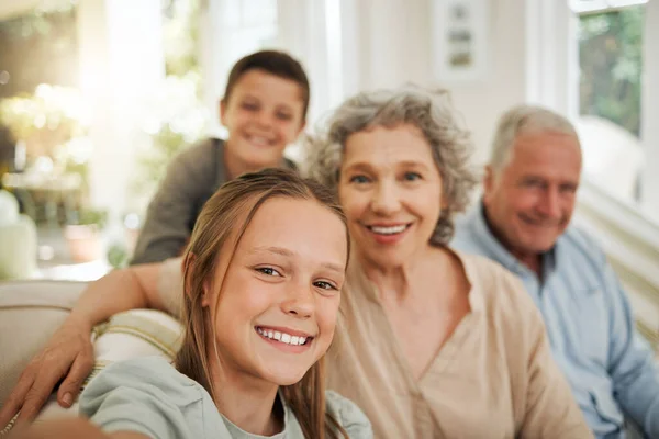 Shot Abuelos Tomando Selfie Con Sus Nietos —  Fotos de Stock