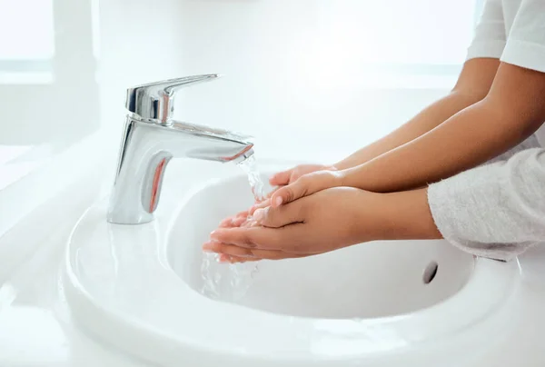 Tiro Uma Menina Irreconhecível Lavando Mãos Enquanto Sua Mãe Ajuda — Fotografia de Stock