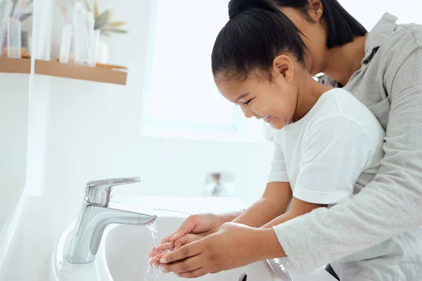 Shot Adorable Little Girl Washing Her Hands While Her Mother — Stock Photo, Image