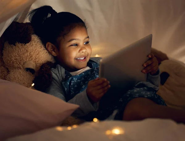 Girato Una Bambina Che Usa Tablet Digitale Tarda Notte Casa — Foto Stock