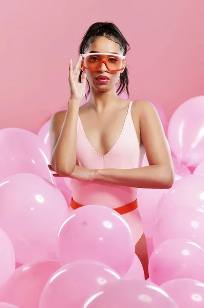 Studio Shot Van Een Mooie Jonge Vrouw Poseren Met Ballonnen — Stockfoto