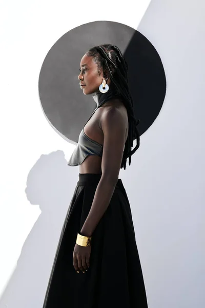 Снимок Привлекательной Молодой Женщины Позирующей Черном Костюме Стены Кругом Ней — стоковое фото