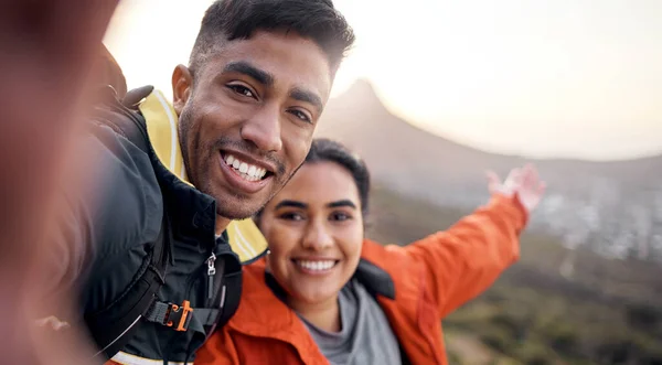 Ritratto Ritagliato Una Giovane Coppia Affettuosa Che Selfie Durante Escursioni — Foto Stock