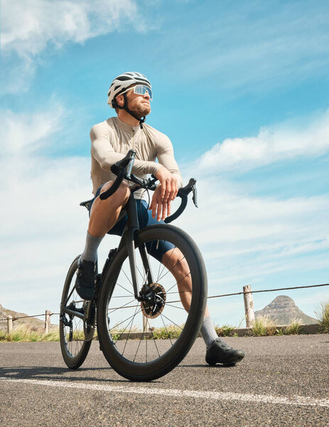 Полнометражный снимок красивого взрослого мужчины, отдыхающего на велосипеде.