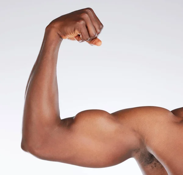 Przycięte Ujęcie Nierozpoznawalnego Mężczyzny Napinającego Biceps Podczas Pozowania Studio — Zdjęcie stockowe