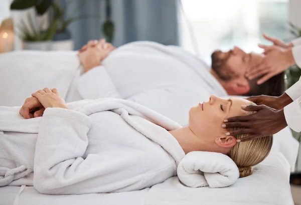 Tiro Casal Recebendo Uma Mensagem Spa — Fotografia de Stock