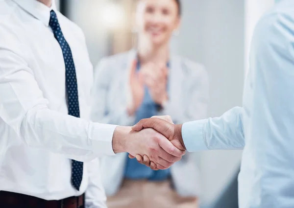 Shot Two Unrecognizable Businesspeople Shaking Hands Office Work — Stockfoto