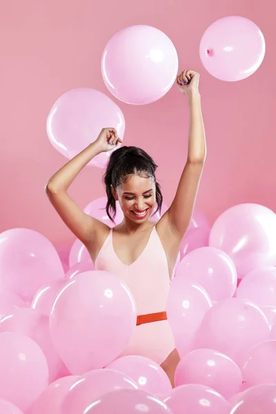 Studio Shot Van Een Mooie Jonge Vrouw Poseren Met Ballonnen — Stockfoto