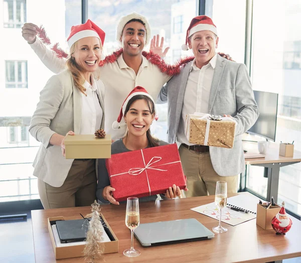 Adamlarından Oluşan Bir Grup Noel Hediyelerini Ofiste Değiş Tokuş Ederken — Stok fotoğraf