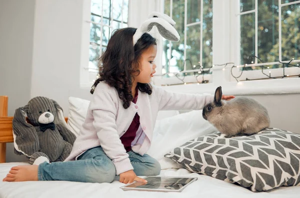 Shot Adorable Little Girl Using Digital Tablet Bonding Her Pet — Stockfoto