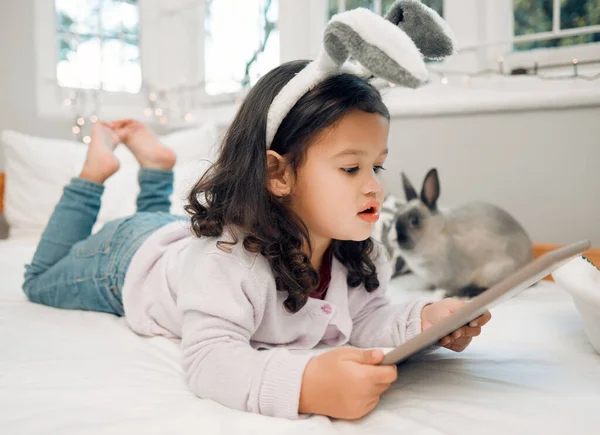 Shot Adorable Little Girl Lying Her Bed Digital Tablet — Stockfoto