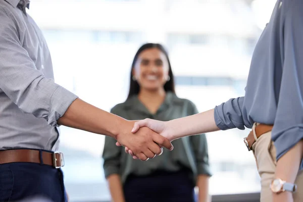 Opname Van Een Onherkenbare Zakenvrouw Zakenman Die Elkaar Hand Schudden — Stockfoto