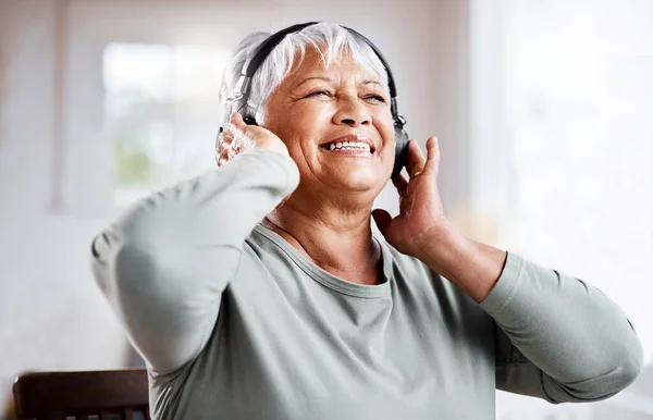 Снимок Красивой Пожилой Женщины Слушающей Музыку Сидя Дома Диване — стоковое фото