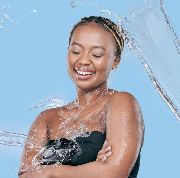 Studio Shot Attractive Young Woman Being Splashed Water Blue Background — Fotografia de Stock