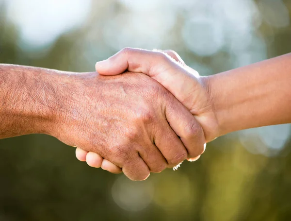 Shot Two Unrecognisable Men Shaking Hands Outdoors — Stock Photo, Image