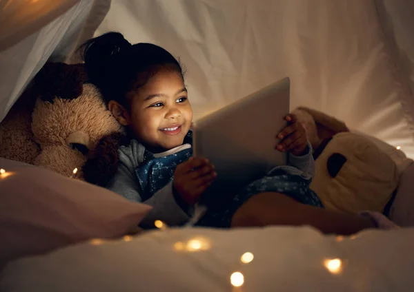 Girato Una Bambina Che Usa Tablet Digitale Tarda Notte Casa — Foto Stock