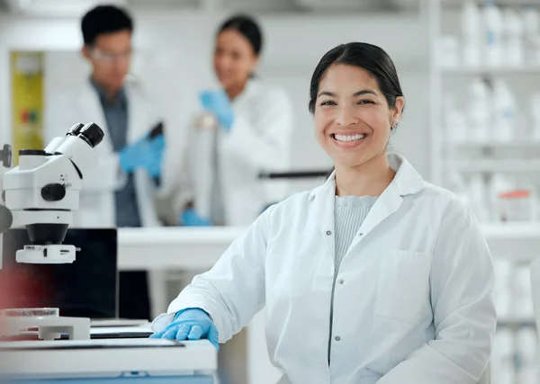 Shot Confident Young Female Scientist Her Lab — Stockfoto