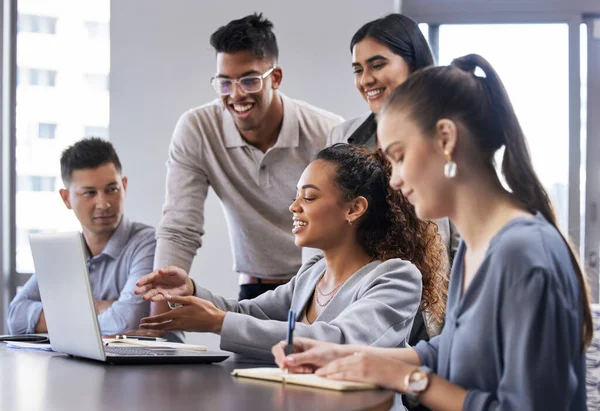 Bir Grup Adamının Modern Bir Ofiste Toplantı Yaparken Çekilmesi — Stok fotoğraf