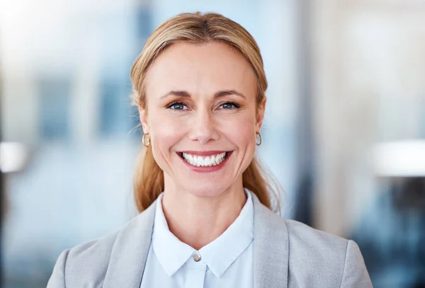 Portrait Confident Mature Businesswoman Working Modern Office — Zdjęcie stockowe