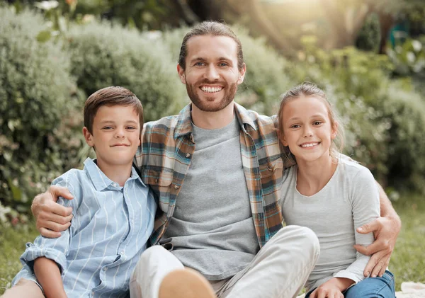 Schot Van Een Vader Die Poseert Met Zijn Kinderen Buiten — Stockfoto