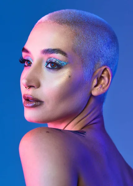 Studio Shot Attractive Young Woman Wearing Edgy Makeup Blue Background — Zdjęcie stockowe