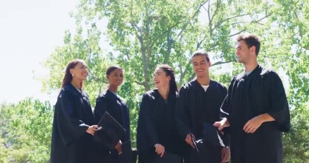 Группа Выпускников Празднует Бросает Шапки Шляпы Воздух Традиции После Церемонии — стоковое видео