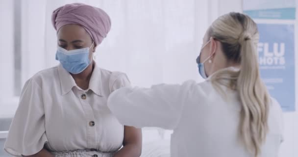 Arzt Injiziert Einem Patienten Krankenhaus Den Covid19 Impfstoff Zwei Frauen — Stockvideo