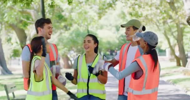 봉사자들은 공원을 하이파이브를 기쁨에 사업가나 행동주의자는 재활용을 환경을 깨끗하고 곳으로 — 비디오