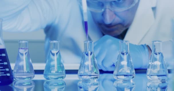Detailní Záběr Laboratorního Vědce Testujícího Fenolftaleinovou Chemickou Reakci Kádinkou Pipetou — Stock video