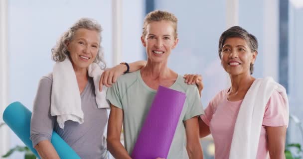 Aktywne Dojrzałe Kobiety Gotowe Sesję Jogi Studiu Fitness Portret Zróżnicowanej — Wideo stockowe