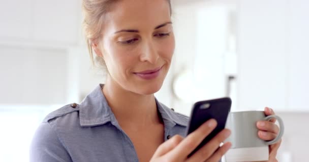 Imágenes Vídeo Una Mujer Leyendo Mensaje Texto Teléfono Mientras Toma — Vídeo de stock
