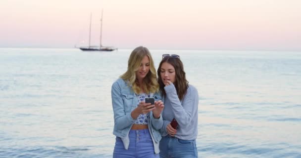 Cheerful Friends Looking Smartphone Holiday Happy Friends Using Smartphone Beach — Stockvideo