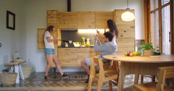 Video Footage Group Young Friends Filming Themselves Cooking — ストック動画