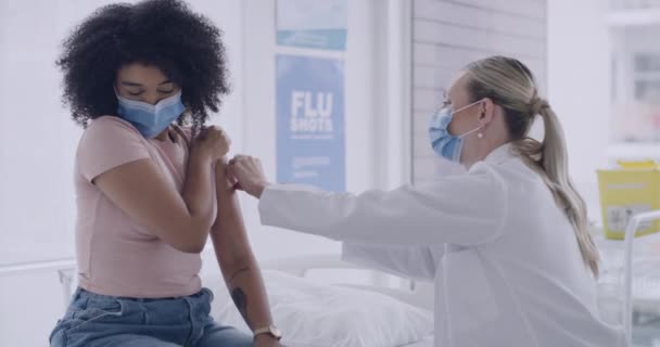 Eine Ärztin Mit Maske Injiziert Dem Patienten Die Coronavirus Impfung — Stockvideo