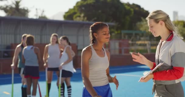 Trainer Und Spieler Hoch Fünf Schöne Trainerin Gespräch Mit Einem — Stockvideo