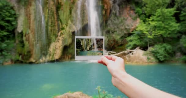 Video Záběry Nerozpoznatelné Ženy Držící Polaroid Před Vodopádem — Stock video