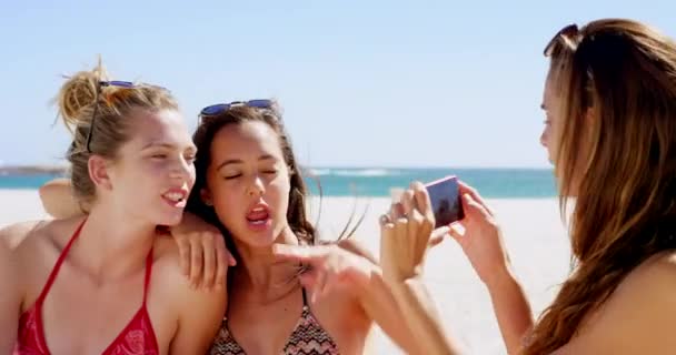 Video Footage Friends Taking Photos Beach — 图库视频影像