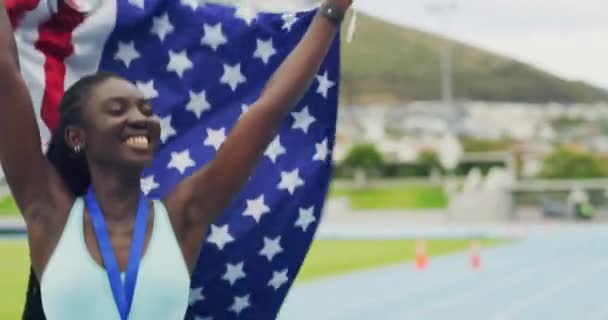 Гордый Патриотичный Африканский Спортсмен После Стал Чемпионом Празднует Флагом Сша — стоковое видео