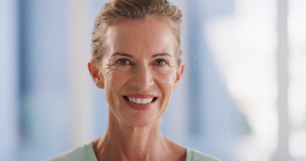 Face Portrait Smiling Mature Woman Showing White Teeth Dental Whitening — Vídeos de Stock